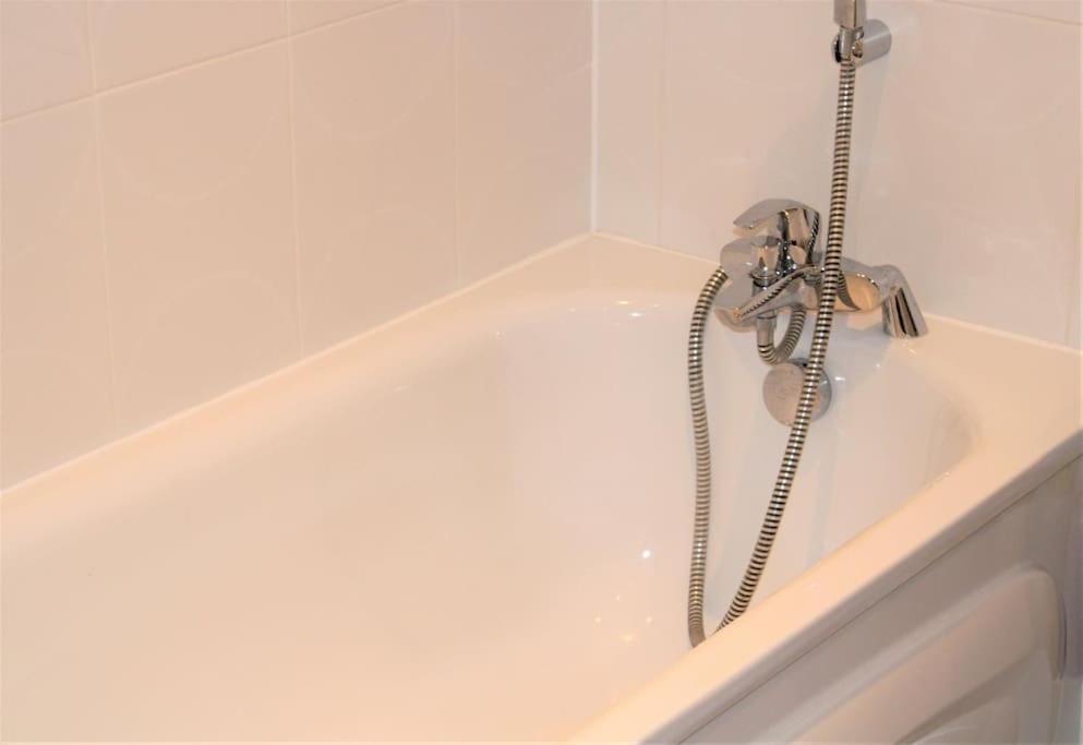Lovely Modern Apartment Close To Town Centre Lexden المظهر الخارجي الصورة